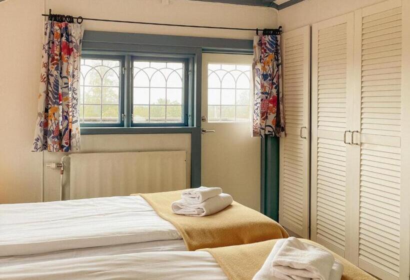 غرفة عائلية, L Gyllene Hornet