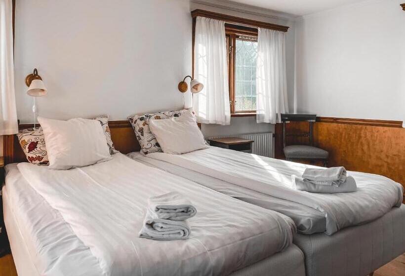 غرفة عائلية, L Gyllene Hornet