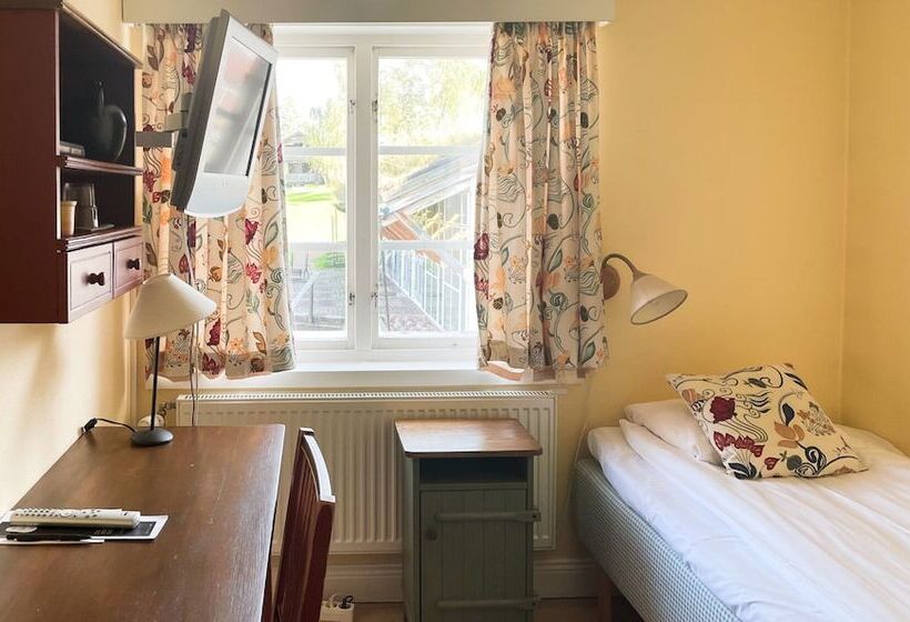 غرفة قياسية فردية, L Gyllene Hornet