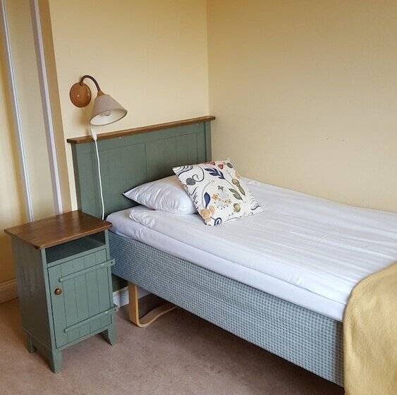 غرفة قياسية فردية, L Gyllene Hornet