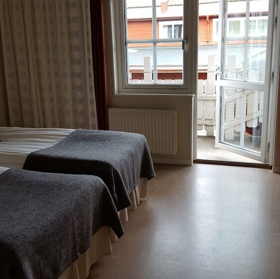 غرفة عائلية, L Gyllene Hornet