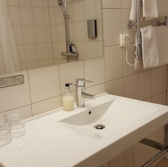 غرفة عائلية, L Gyllene Hornet