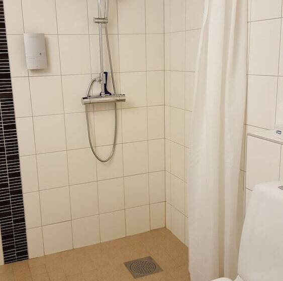 غرفة عائلية, L Gyllene Hornet