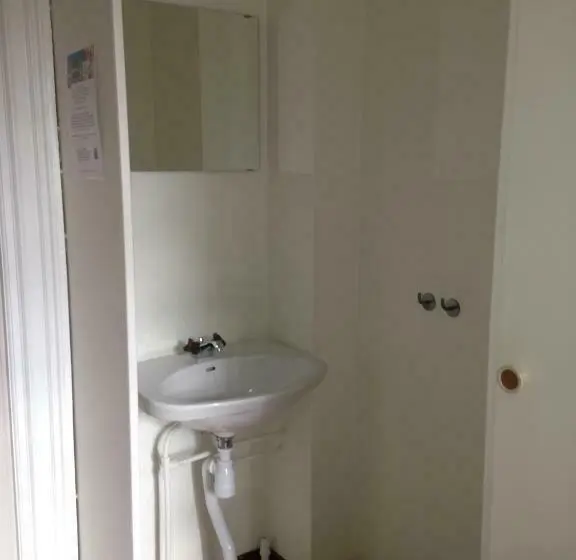 اتاق استاندارد سه تخته با سرویس بهداشتی مشترک, Ronneby Brunnspark Vandrarhem Och B&b