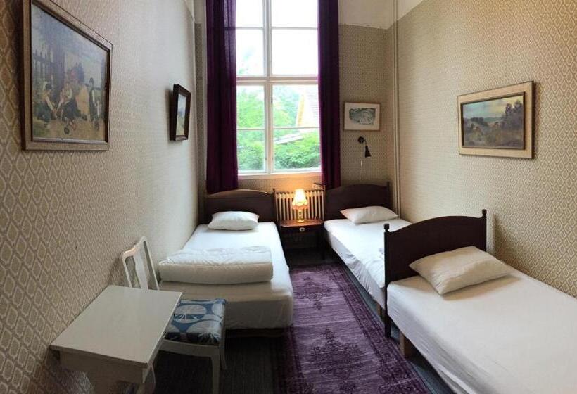 חדר סטנדרט לשלושה עם חדר אמבטיה משוף, Tivedens Hostel Vandrarhem