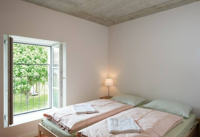 バス共有のスタンダードルーム, Avenches Youth Hostel