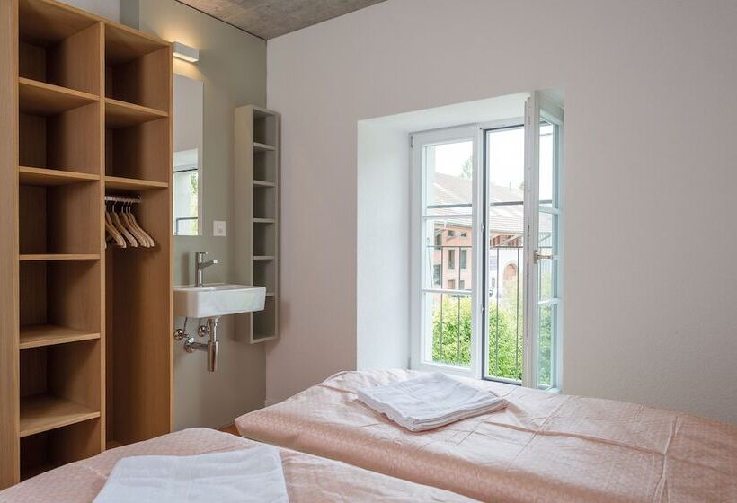 バス共有のスタンダードルーム, Avenches Youth Hostel