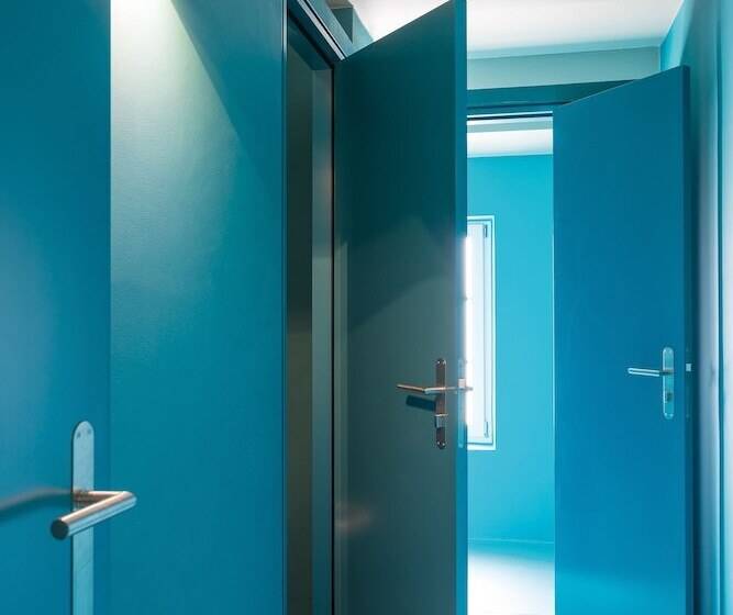 バス共有のスタンダードルーム, Avenches Youth Hostel