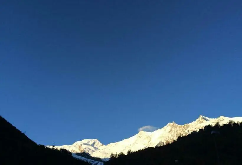 Superior Yhden Hengen Huone, Adler