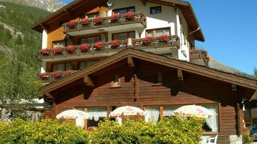 Superior Yhden Hengen Huone, Adler