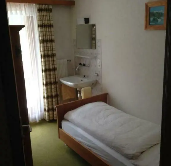 Superior Yhden Hengen Huone, Adler