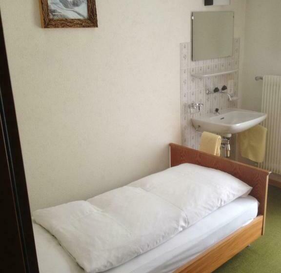 高级单人间, Adler