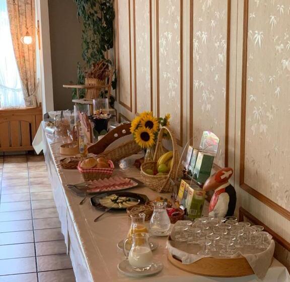 高级单人间, Adler