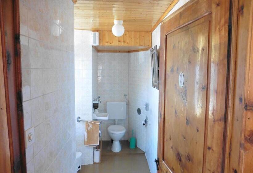 חדר משפחתי, Aiguille De La Tza