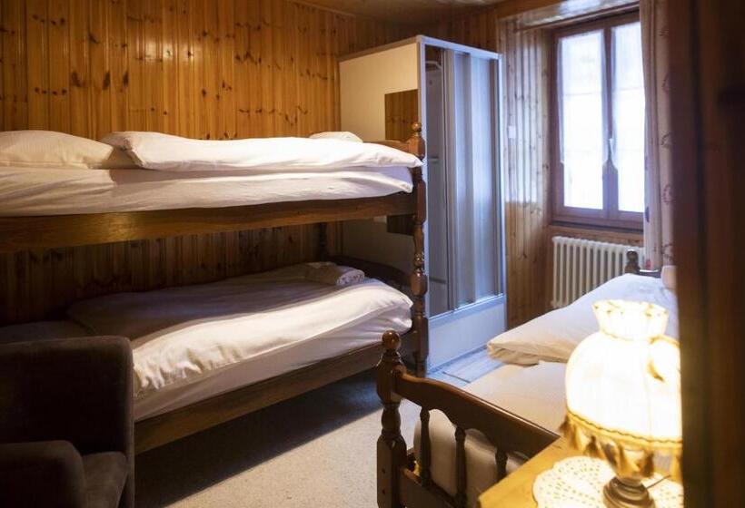 חדר משפחתי, Aiguille De La Tza