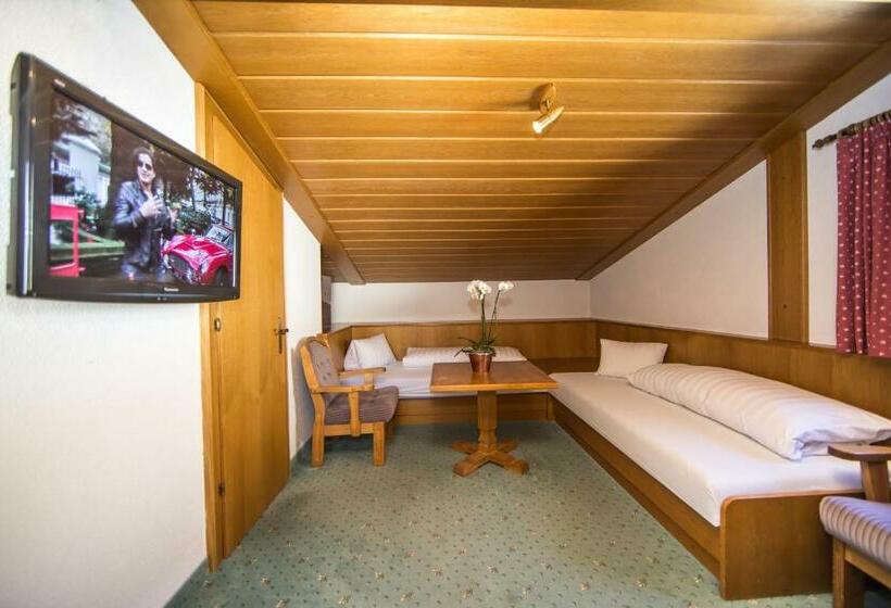 Familie Værelse, Cresta