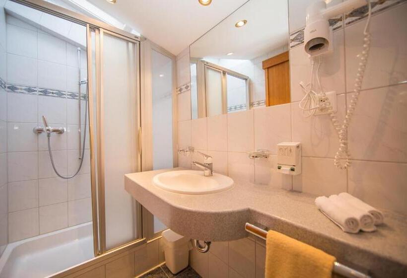 Budget Værelse, Cresta