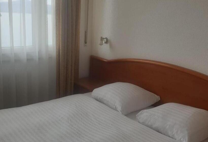 Семейный Номер, Du Quai