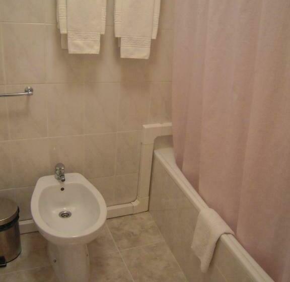 غرفة عائلية, Larbelo