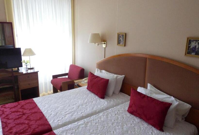 غرفة قياسية ثلاثية, Larbelo