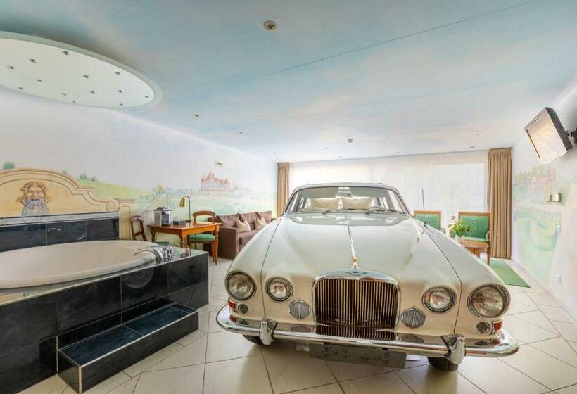 סוויטה, Swiss Chalet Merlischachen   Romantik Schloss Hotel Am See