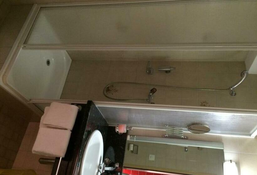 חדר סטנדרט לשלושה, Zum See