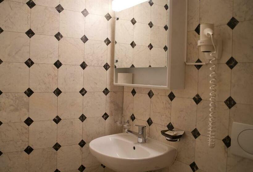 חדר משפחתי, Motel Restaurant 13 Etoiles