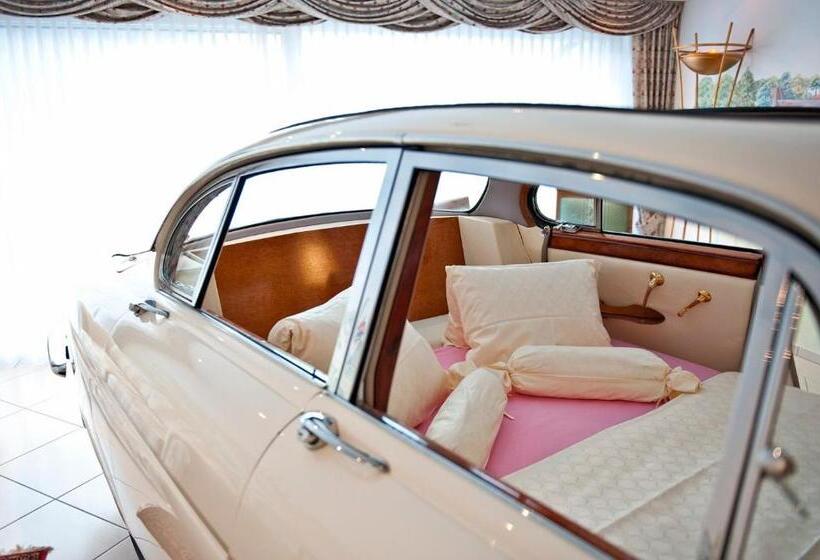 جناح, Swiss Chalet Merlischachen   Romantik Schloss Hotel Am See