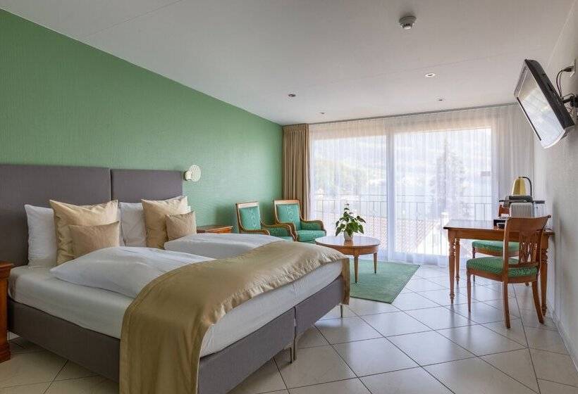 جناح جونيور مطل علي البحيرة, Swiss Chalet Merlischachen   Romantik Schloss Hotel Am See