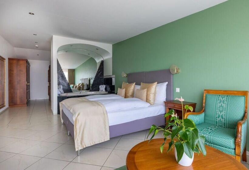 סוויטת ג'וניור נוף לאגם, Swiss Chalet Merlischachen   Romantik Schloss Hotel Am See