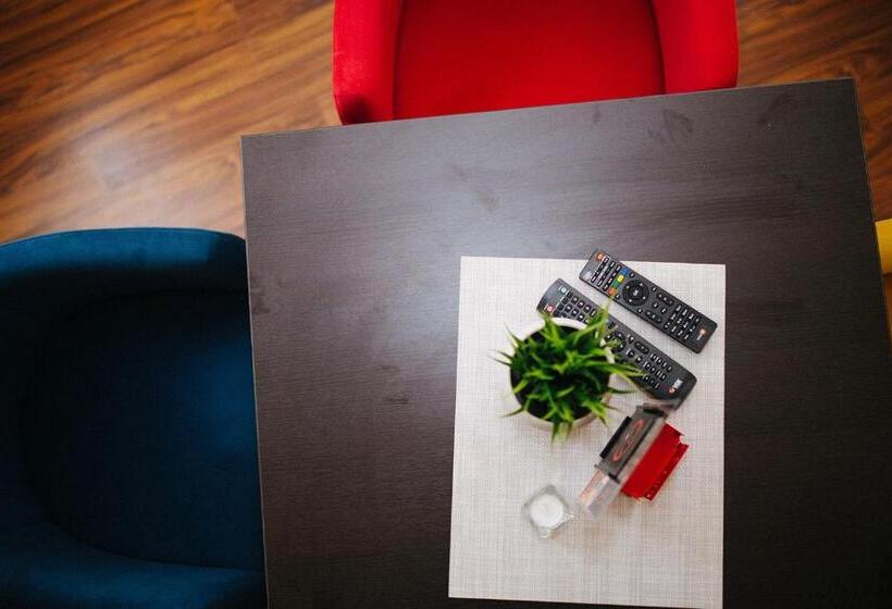 اتاق استاندارد سه تخته با چشم‌انداز باغ, Kronić Palace