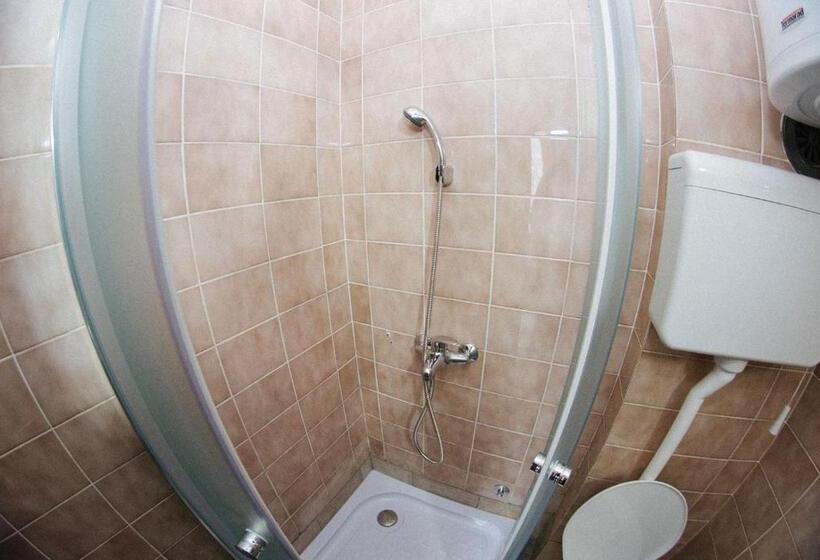 اتاق استاندارد سه تخته با چشم‌انداز باغ, Kronić Palace