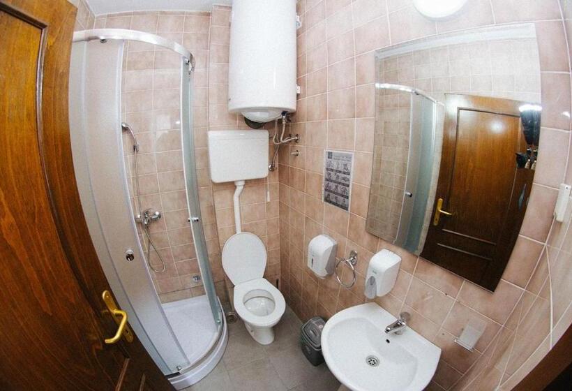 اتاق استاندارد سه تخته با چشم‌انداز باغ, Kronić Palace