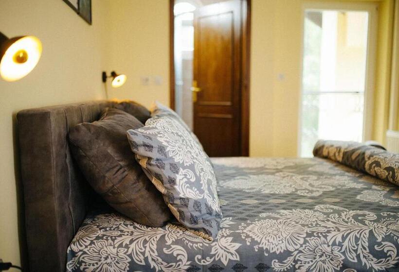 Standard Triple Room with Terrace, Kronić Palace