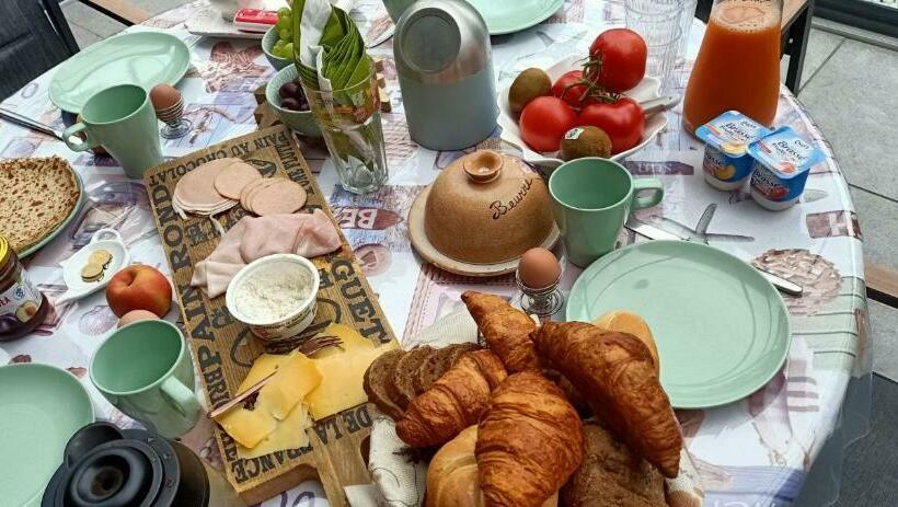 اتاق خانوادگی, B&b Acacia