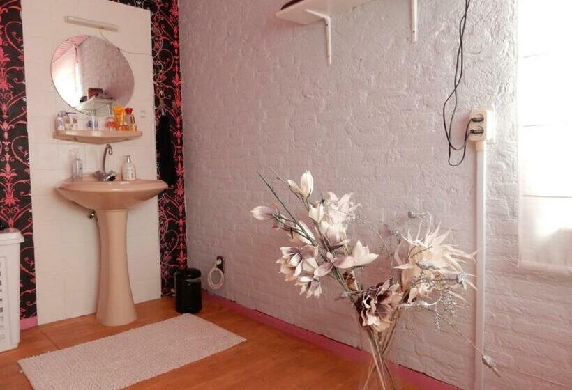 اتاق خانوادگی, B&b Acacia