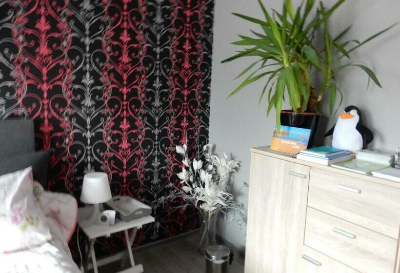 اتاق خانوادگی, B&b Acacia