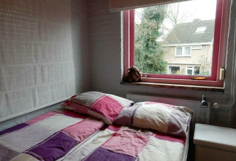 اتاق خانوادگی, B&b Acacia