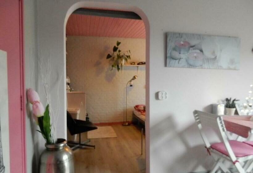 اتاق خانوادگی, B&b Acacia