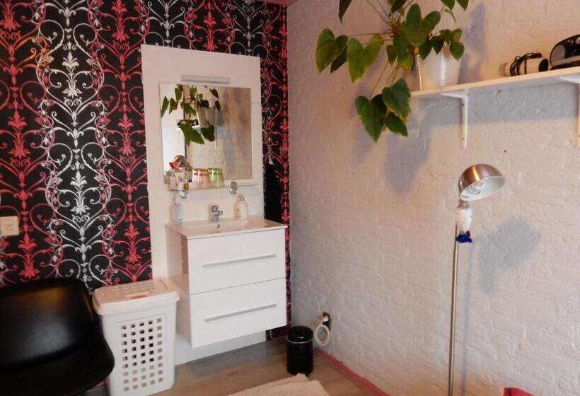 اتاق خانوادگی, B&b Acacia