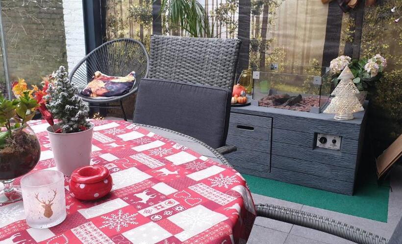 اتاق خانوادگی, B&b Acacia