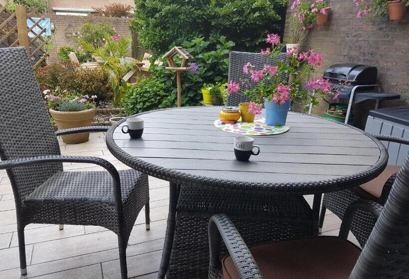 اتاق خانوادگی, B&b Acacia