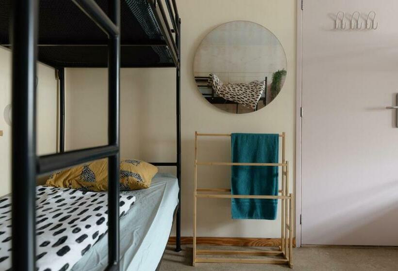 ルームシェアのワンベッド, Hostel Ani&haakien