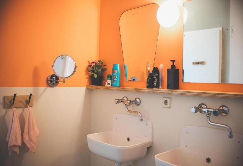 ルームシェアのワンベッド, Hostel Ani&haakien