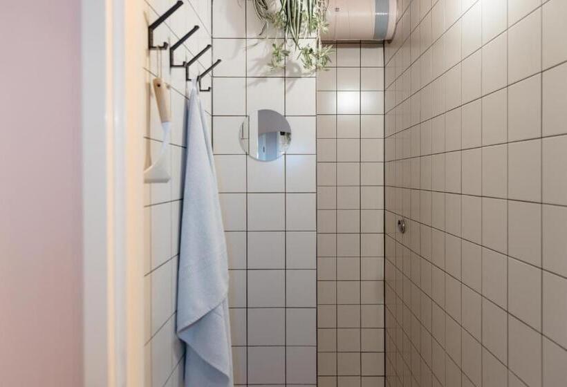 ルームシェアのワンベッド, Hostel Ani&haakien