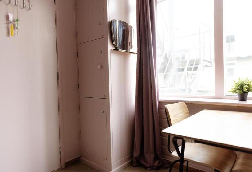 ルームシェアのワンベッド, Hostel Ani&haakien