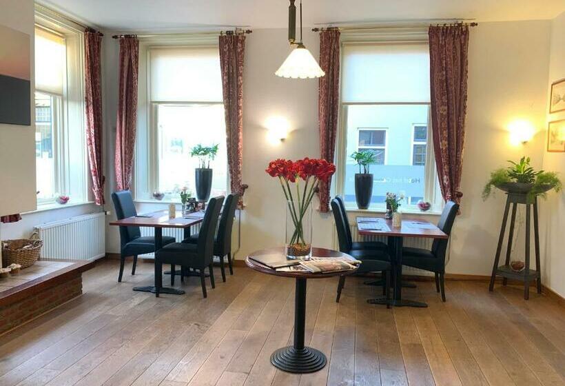 标准三人间, Het Gemeentehuis Uithuizen