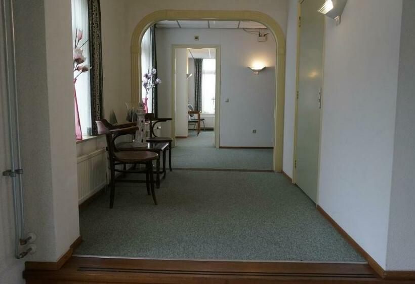 标准间, Het Gemeentehuis Uithuizen