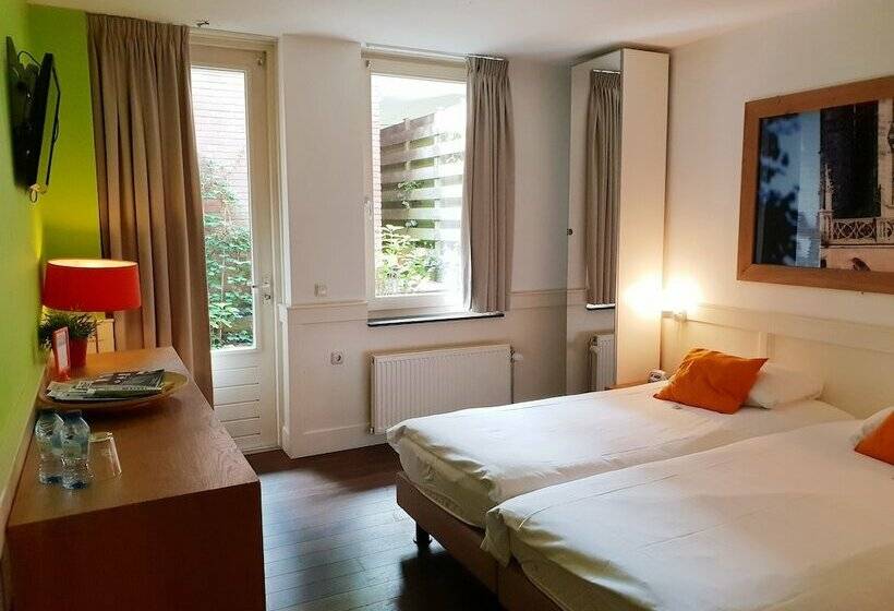 غرفة كومفورت, Long John S Pub &