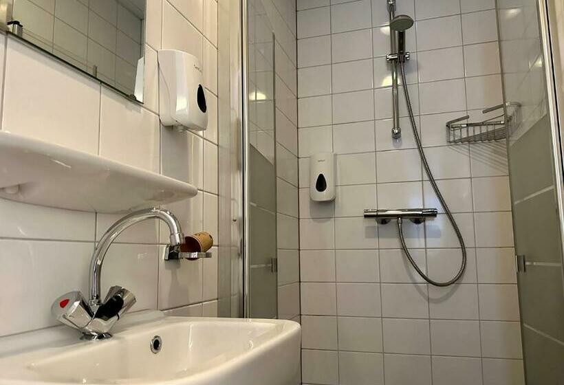 غرفة كومفورت, Long John S Pub &